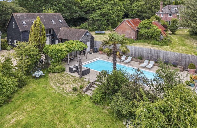 The Barn at Stoaches: Parking | Pool | Countryside Retreat