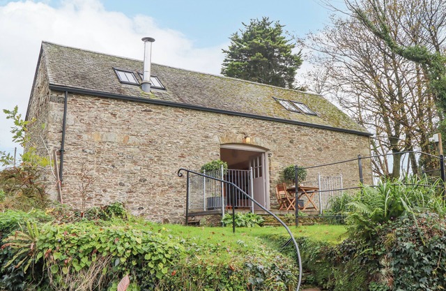 THE BARN AT YEOLAND HOUSE, pet friendly, with open fire in Yelverton