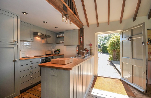 The Barn, Camber. Sleeps 6 guests in 3 bedrooms