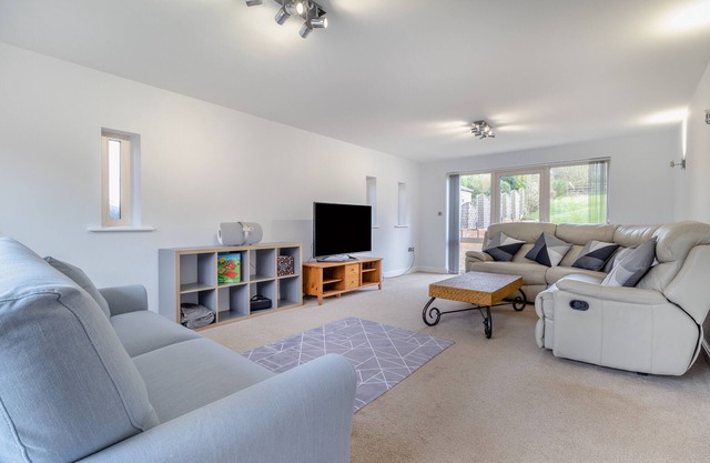 The Barn House - Four Bedroom House, Sleeps 8