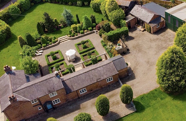 The Barn - Newly renovated luxury retreat with hot tub.
