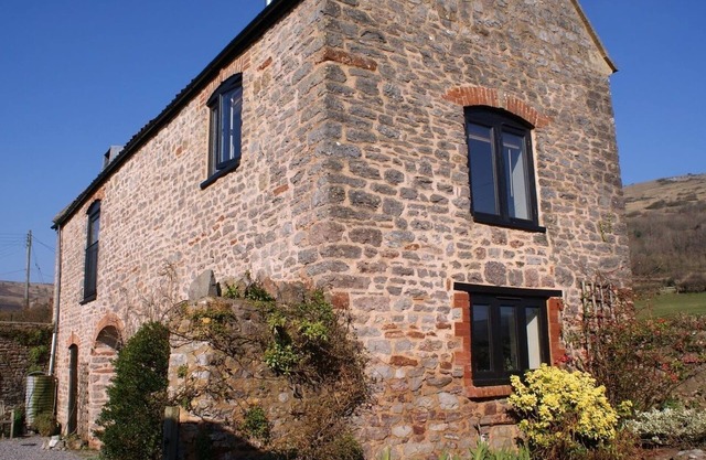 THE BARN, pet friendly, country holiday cottage in Compton Bishop