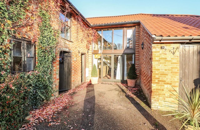 THE BARN, pet friendly, character holiday cottage in Saham Hills