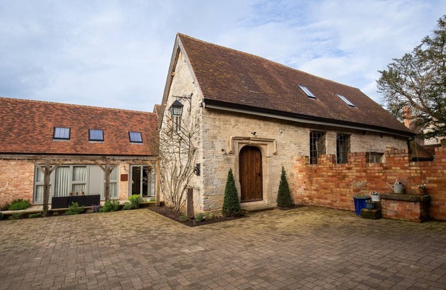 The Barns at Holy Well, Southam, sleeps 10 guests in 5 bedrooms
