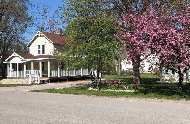 The Bay Breeze. In Village of Elk Rapids. Walk to Festivals, Beach Park & Town