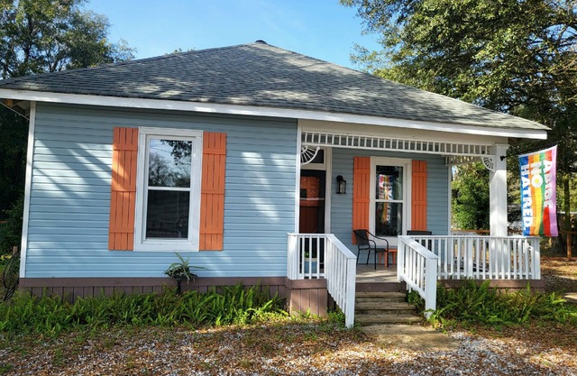 The Beach Depot. Cheery historic cottage - 5 minute walk to beach/boat launch
