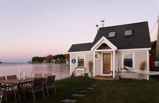 “The Beach House” Peaks Island Oceanfront Cottage