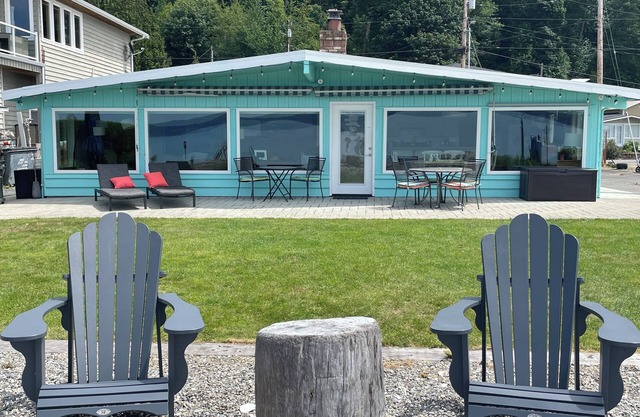 "The Beach House". Waterfront home/Puget Sound. Seattle commutable.