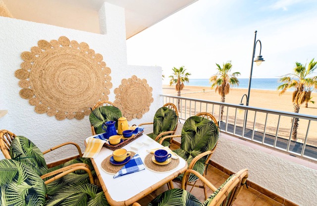 THE BEACH (VILLA MAR) - Fantastic beach front apartment - Free WiFi