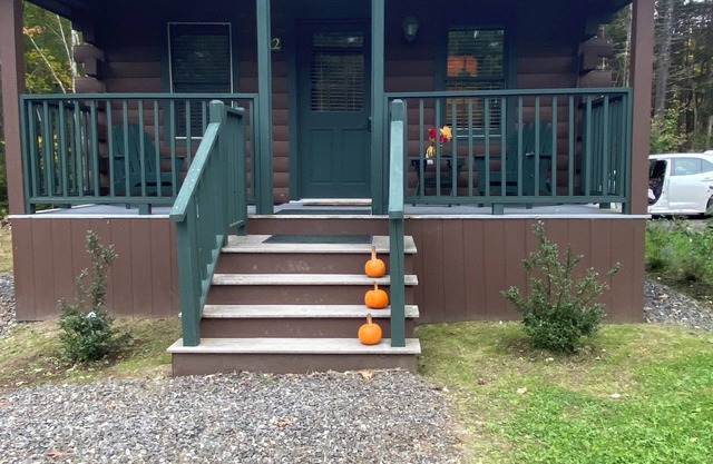 THE BEAR'S DEN Cute and cozy studio Maine cabinnn