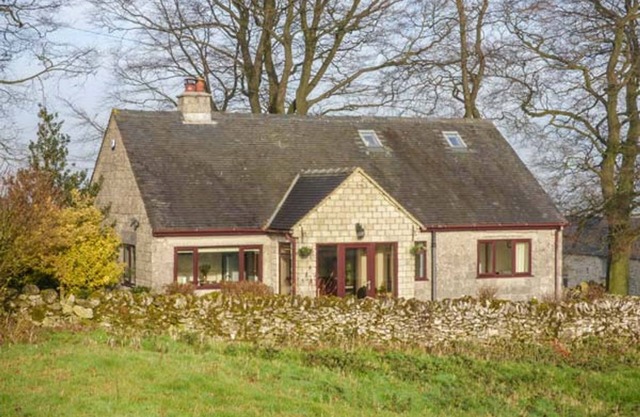 THE BEECHES, pet friendly, with open fire in Winster