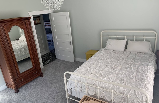 The Bell Buckle Bungalow - completely renovated 3 bedroom/2 bath house, sleeps 9