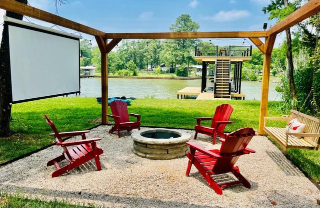 The Benjamin I - 2022 Built Luxury Retreat with Backyard Paradise with Hot Tub Outdoor Movie Screen Dock & Boat Rental