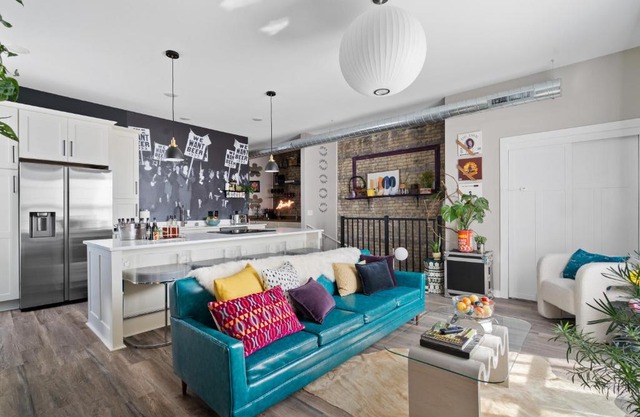 The Bentley Condotel, Heart of Walkers Point with Garage, Yard