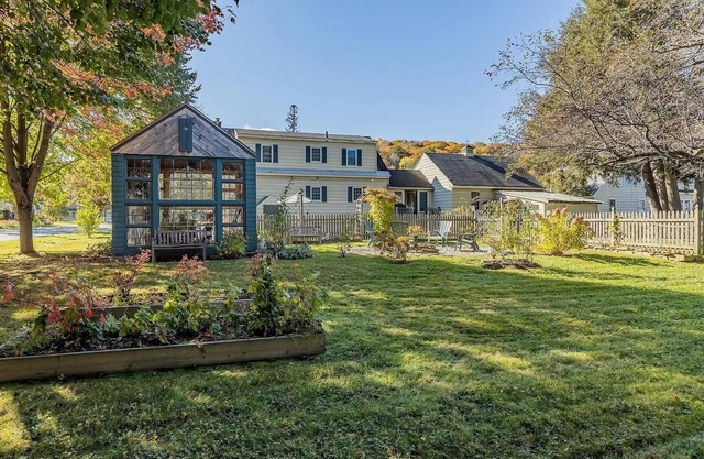 The Benton House- 6 Beds- minutes to Dartmouth