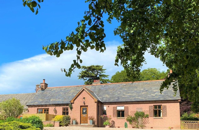 "THE BEST COTTAGE WE'VE STAYED AT" 2B2B pet friendly cottage with private garden