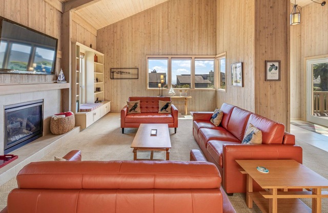 "The Birds" Easy walk to the beach, hot tub, fireplace, quiet and elegant.