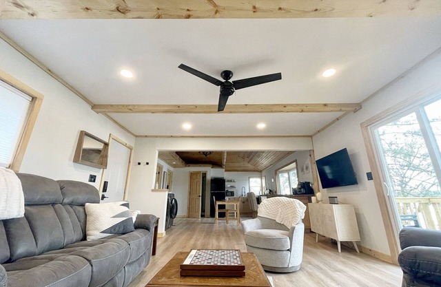 The BL Cottage - Lake Getaway with Panoramic Views, near Cascade Mountain