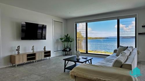 The Black Swan Lakehouse - waterfront pool