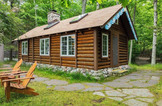 The Blissful Cabin - A cozy one-bedroom cabin with a fireplace.