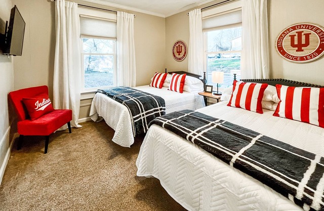 The Blue Door Bungalow - Central & Walkable to Downtown & Indiana University