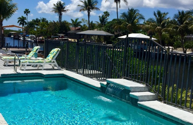 The Blue Lagoon With Heated Pool/on the Canal With NEW Boat Lift and Dock