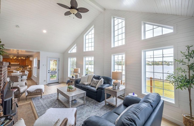 The Bluebird Cottage | Lake Front | 4Bdrms