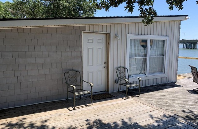 The Boat House - Water Front, WiFi, Pet Friendly home