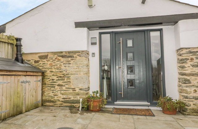 THE BOLTHOLE, pet friendly, with open fire in Crantock
