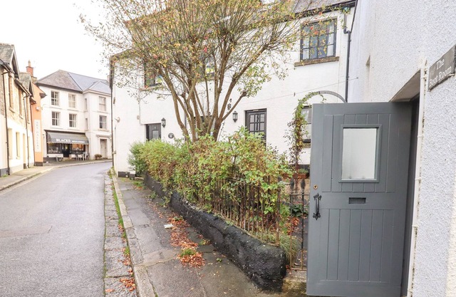 THE BOOT ROOM, pet friendly, character holiday cottage in Chagford