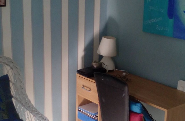 THE BUDDHA ROOM (QUIET COSY & CLEAN) 15 MINS FROM GATWICK.