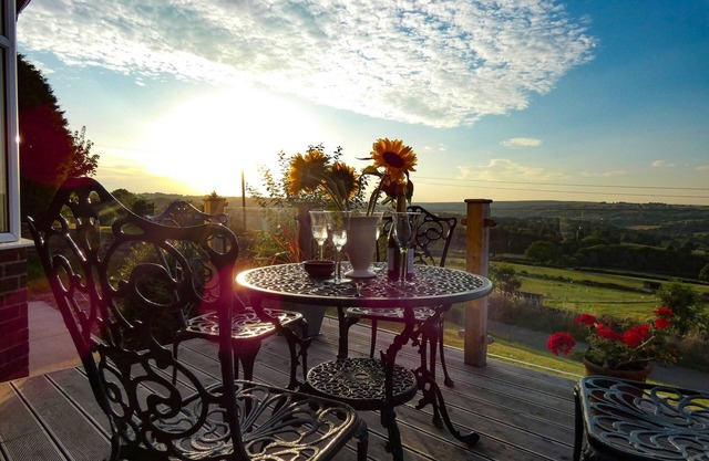 THE BUNGALOW@BARLOW, pet friendly, with open fire in Chesterfield
