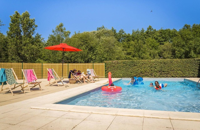 The bungalow park is located in the village of Le Fuilet.