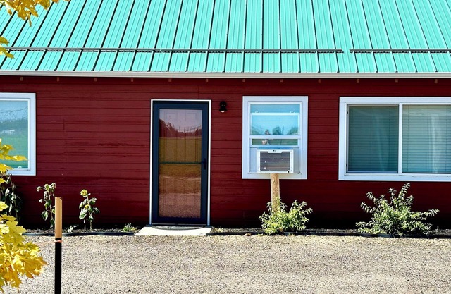 The Bunkhouse at PennyLane! Cozy Barn apt in the country, only 1 mile off I-25.