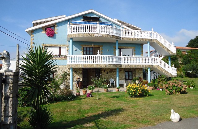 The Burby I apartment with garden in Somo (Cantabria).