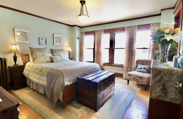 The Burd Room w/queen bed