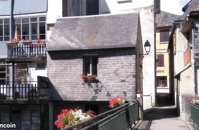 The "Cabaneste" in the center of Arreau
