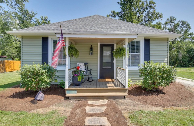 'The Cabernet Cabin' Defiance Home on Katy Trail!