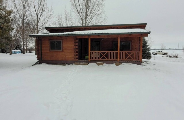 The Cabin at Lake Elsie, a 2-bedroom log cabin with AC near Hankinson, ND
