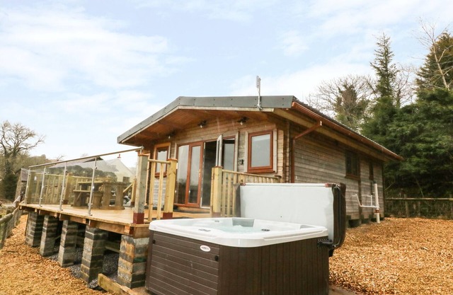 THE CABIN, pet friendly, with hot tub in Pontardawe