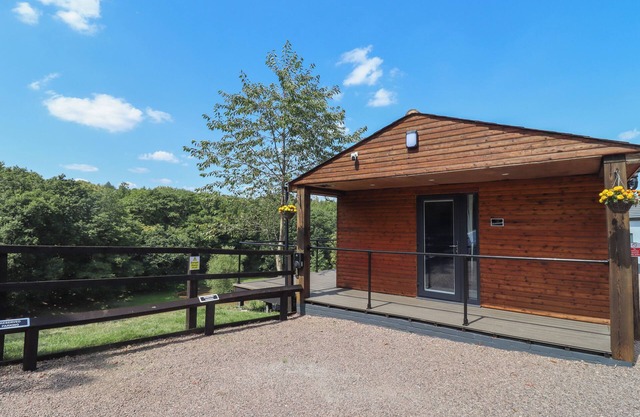 THE CABIN, romantic, with a garden in Hartshill