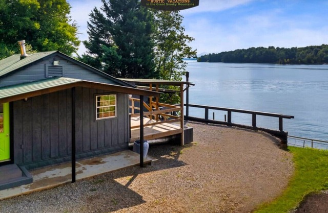 The Cabin @Smoky MTN Lakeside