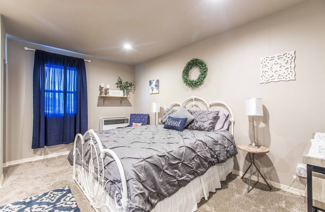 The Carriage House Studio: Central Modern Comfort