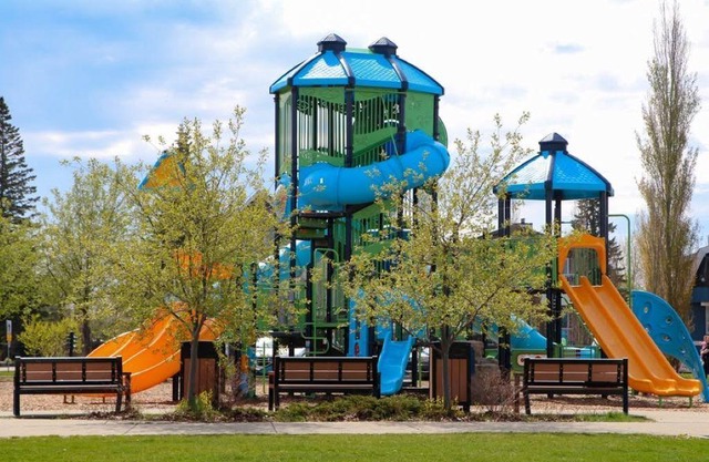 The Carriage House in Sylvan Lake~Private Patio~Sleeps 4 Adults/2 Children
