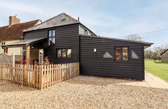 THE CART LODGE, pet friendly, character holiday cottage in Sudbury