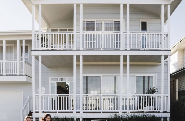 THE CHALET, designer beach house with pool in the beautiful Catherine Hill Bay.