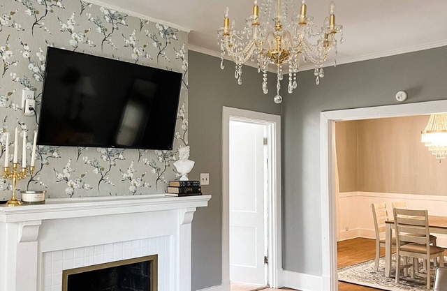 The Chandelier Loft of Midtown - Near It All!