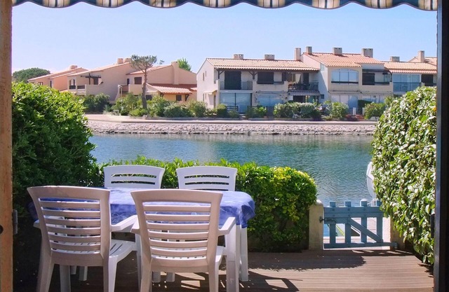 The charm of a blue marina overlooking the lagoon (Free Wi-Fi access).