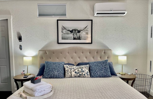 The Chic Suite, Off I-90 and I-29, Sleeps 3, Dogs Welcome, By Sanford Sportsplex
