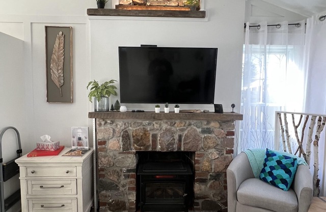 THE "clean" LITTLE BLUE COTTAGE - BEACHTOWN DT GRAND BEND -ONTARIO